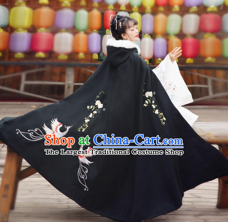 China Traditional Ming Dynasty Princess Cape Clothing Ancient Hanfu Embroidered Black Cloak for Patrician Lady