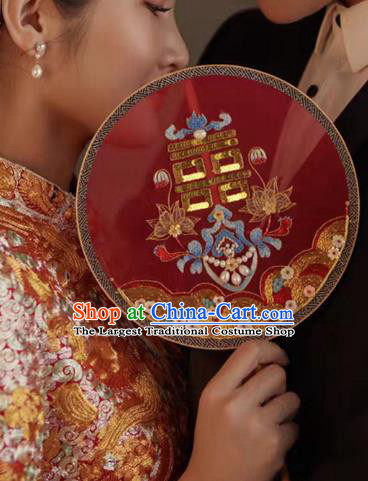 China Embroidered Lotus Circular Fan Traditional Xiuhe Suit Red Silk Fan Handmade Wedding Bride Palace Fan