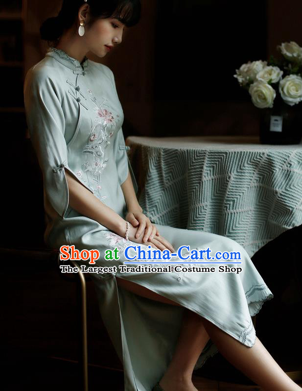 China Classical Cheongsam Costume Traditional Embroidered Light Green Qipao Dress