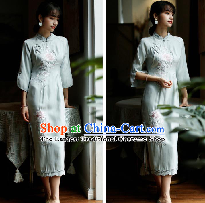 China Classical Cheongsam Costume Traditional Embroidered Light Green Qipao Dress