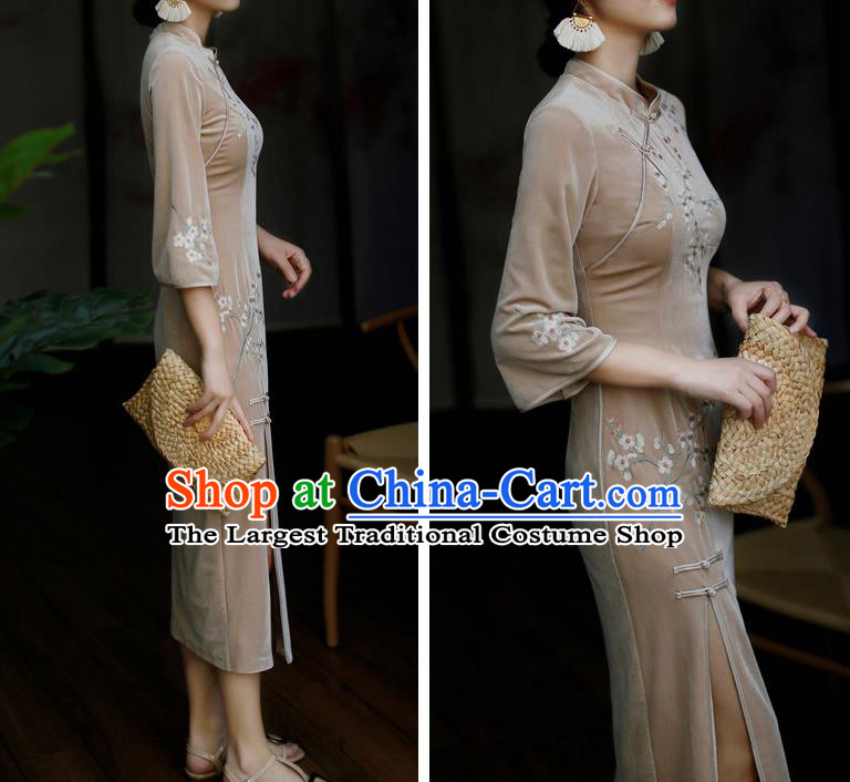 China Classical Embroidered Cheongsam Costume Traditional Young Lady Brown Velvet Qipao Dress