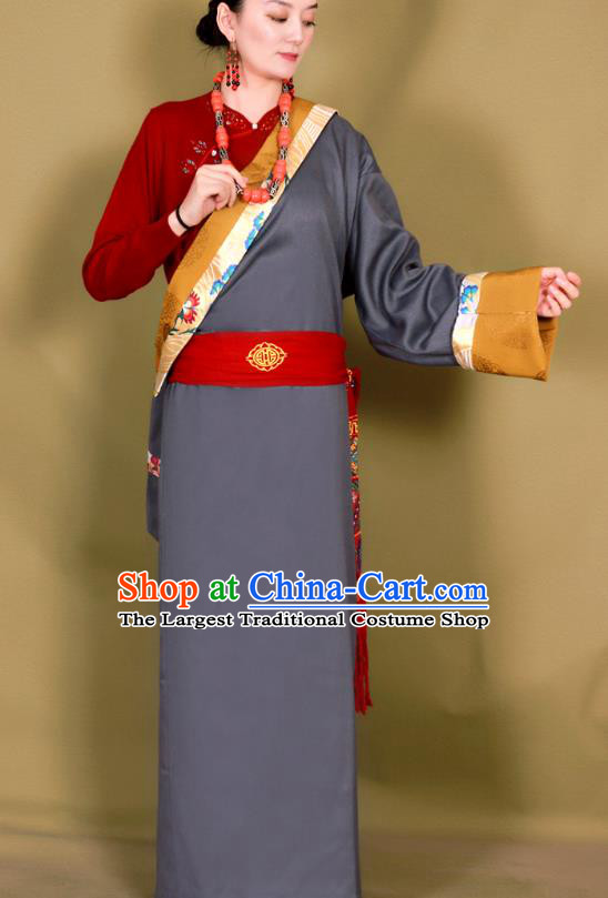 China Traditional Xizang Minority Grey Bola Tibetan Robe Zang Nationality Heishui Dance Clothing