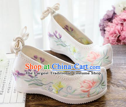 China Traditional Embroidered White Wedges Shoes National Woman Cloth Shoes