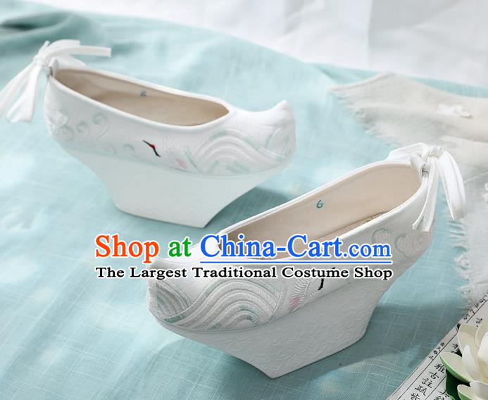 China Traditional Qing Dynasty Imperial Concubine Shoes Embroidered Crane White Cloth Shoes Handmade Saucers Shoes