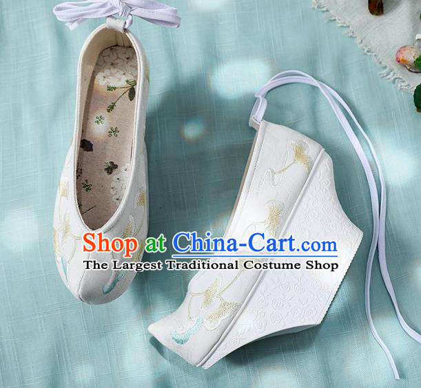 China Handmade Cloth Shoes Traditional Qing Dynasty Imperial Concubine Saucers Shoes Embroidered Ginkgo Leaf Shoes