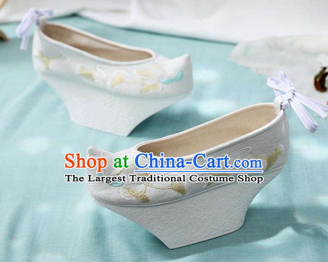 China Handmade Cloth Shoes Traditional Qing Dynasty Imperial Concubine Saucers Shoes Embroidered Ginkgo Leaf Shoes