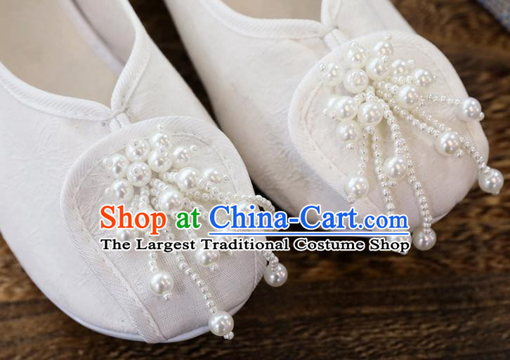 China Handmade Folk Dance Shoes National Pearls Tassel Shoes Traditional Jacquard White Cloth Shoes