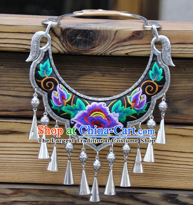China Traditional Yi Minority Embroidered Purple Peony Necklace Handmade Ethnic Folk Dance Silver Necklet Accessories
