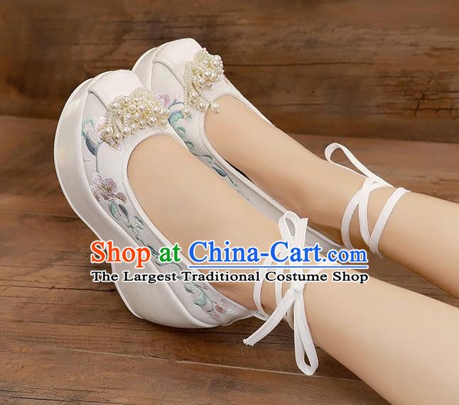 China Traditional Cheongsam Wedge Heel Shoes National Embroidered White Shoes