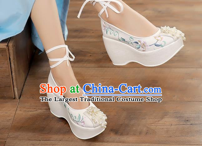 China Traditional Cheongsam Wedge Heel Shoes National Embroidered White Shoes