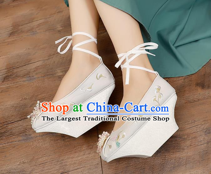 Chinese Traditional Ancient Qing Dynasty Imperial Consort Saucers Shoes Handmade Embroidered Ginkgo Leaf Shoes