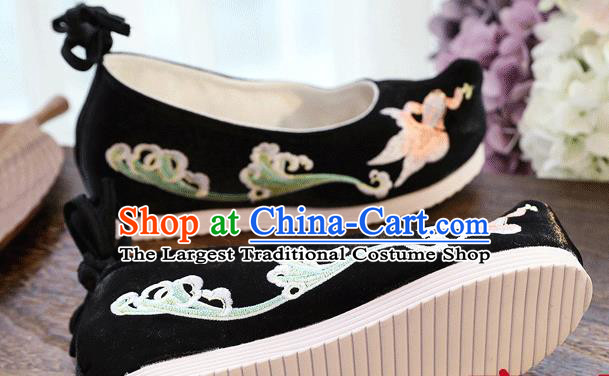 China Handmade Black Cloth Shoes Traditional National Woman Shoes Embroidered Goldfish Shoes