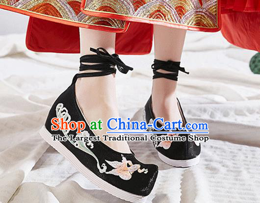 China Handmade Black Cloth Shoes Traditional National Woman Shoes Embroidered Goldfish Shoes