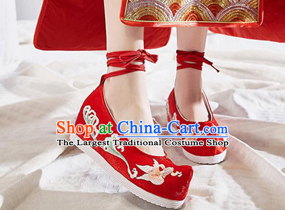 China Embroidered Goldfish Shoes Handmade Wedding Red Cloth Shoes Traditional National Woman Shoes