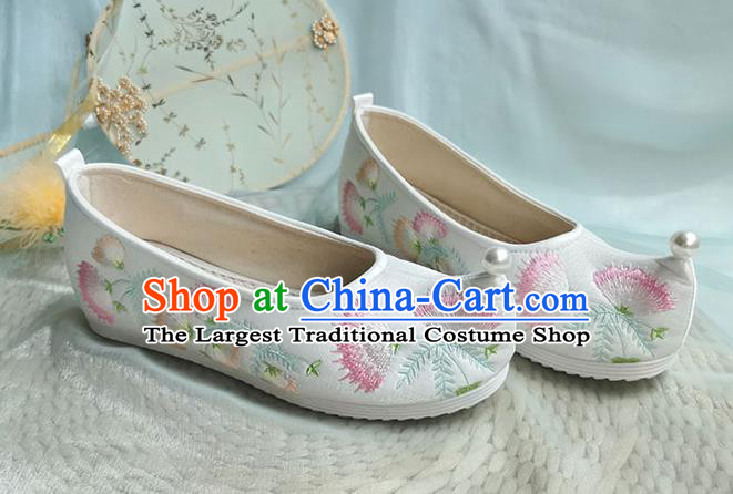 China Classical White Embroidered Shoes Traditional Ming Dynasty Palace Lady Shoes Ancient Hanfu Shoes