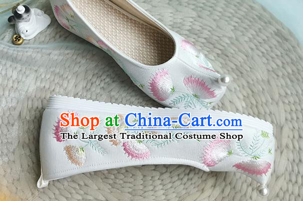 China Classical White Embroidered Shoes Traditional Ming Dynasty Palace Lady Shoes Ancient Hanfu Shoes