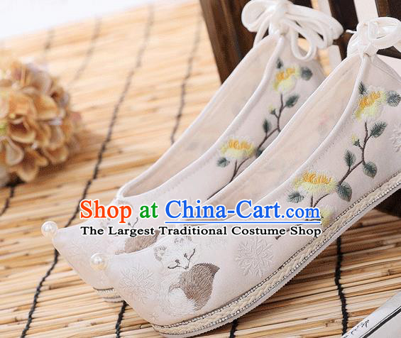 China Handmade National White Cloth Shoes Traditional Stage Performance Shoes Embroidered Fox Shoes