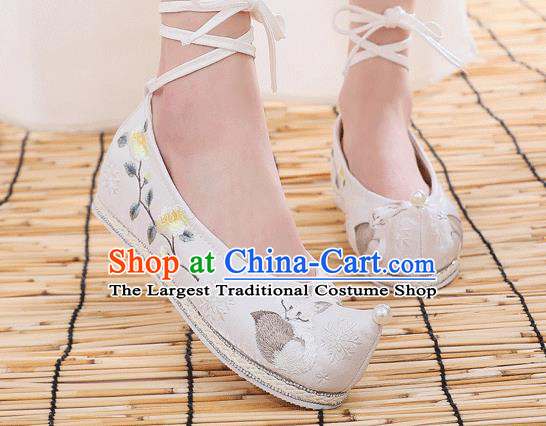 China Handmade National White Cloth Shoes Traditional Stage Performance Shoes Embroidered Fox Shoes