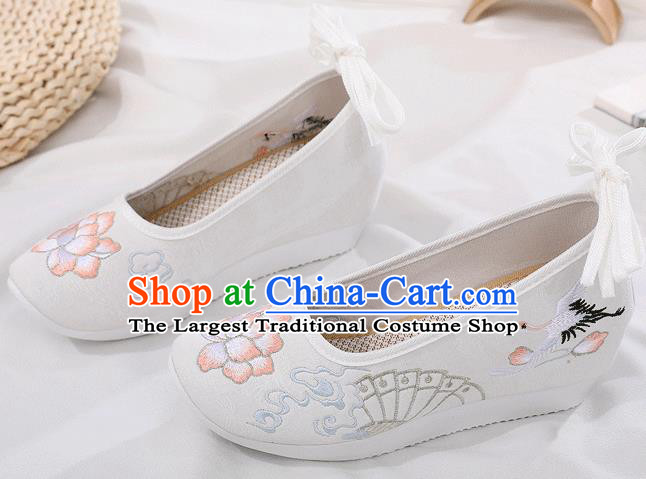 China Traditional Ming Dynasty Embroidered Shoes Ancient Princess White Cloth Shoes