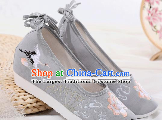 China Traditional Embroidered Grey Cloth Shoes Ancient Ming Dynasty Princess Shoes