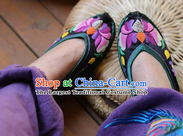 Chinese Traditional National Shoes Yunnan Ethnic Dance Shoes Hand Embroidered Purple Satin Shoes