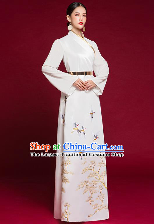 China Catwalks Fashion Clothing Compere Embroidered White Dress Garment Stage Show Full Dress