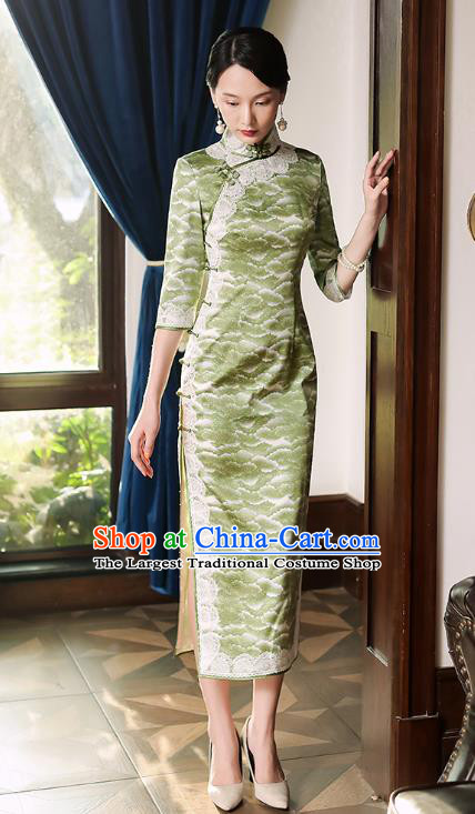 China Classical Shanghai Young Beauty Slant Opening Cheongsam Traditional Minguo Light Green Silk Qipao Dress