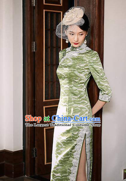 China Classical Shanghai Young Beauty Slant Opening Cheongsam Traditional Minguo Light Green Silk Qipao Dress