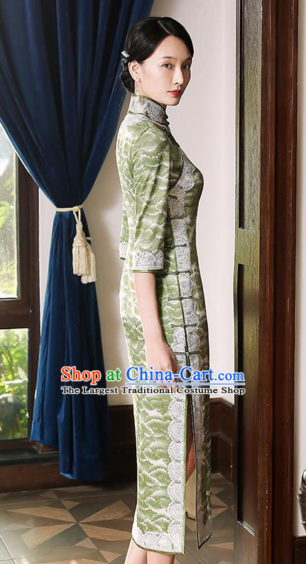 China Classical Shanghai Young Beauty Slant Opening Cheongsam Traditional Minguo Light Green Silk Qipao Dress