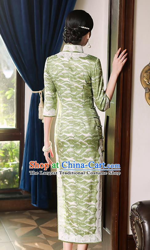 China Classical Shanghai Young Beauty Slant Opening Cheongsam Traditional Minguo Light Green Silk Qipao Dress