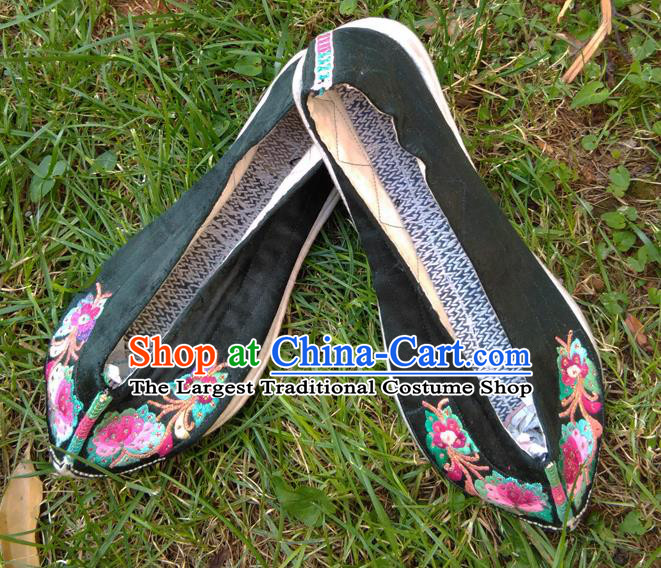 Chinese National Black Satin Shoes Traditional Yi Nationality Folk Dance Shoes Yunnan Ethnic Embroidered Shoes