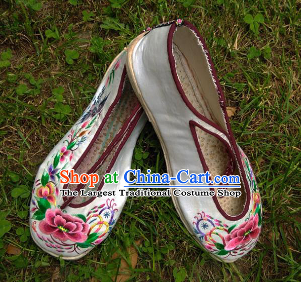 Chinese Handmade White Satin Shoes Traditional Yi Nationality Shoes Yunnan Ethnic Shoes National Embroidered Shoes