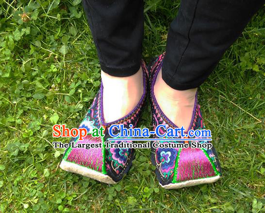 Chinese Handmade Embroidered Shoes Traditional Yi Nationality Shoes Yunnan Ethnic Shoes National Dance Shoes