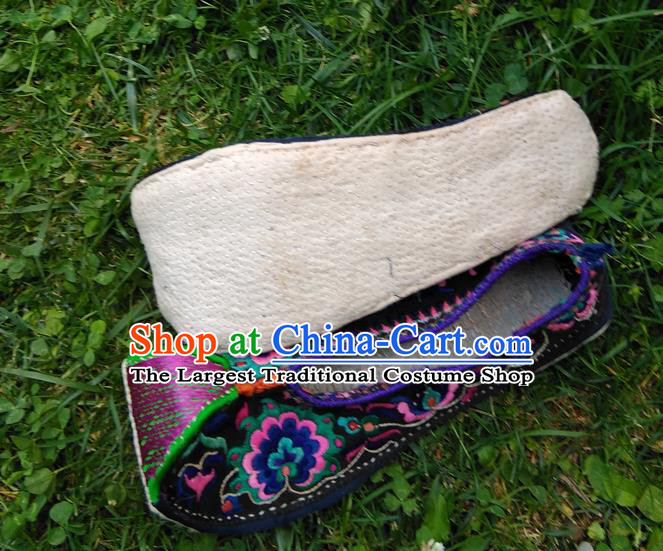 Chinese Handmade Embroidered Shoes Traditional Yi Nationality Shoes Yunnan Ethnic Shoes National Dance Shoes