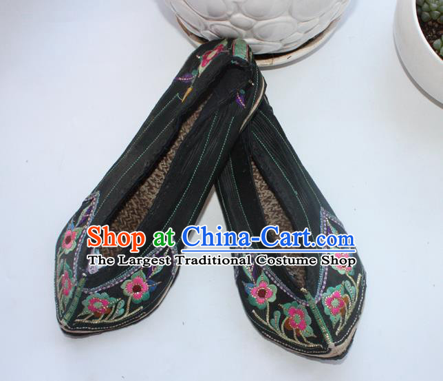 Chinese Yunnan Ethnic Woman Shoes National Handmade Black Embroidered Shoes Traditional Yi Nationality Strong Cloth Soles Shoes