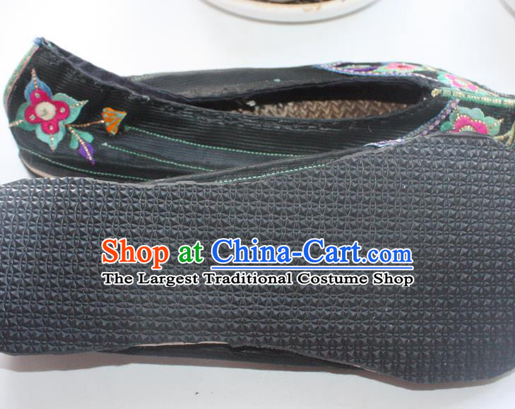 Chinese Yunnan Ethnic Woman Shoes National Handmade Black Embroidered Shoes Traditional Yi Nationality Strong Cloth Soles Shoes