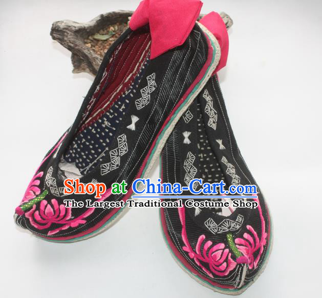 Chinese Traditional Yi Ethnic Woman Shoes National Strong Cloth Soles Shoes Handmade Black Satin Embroidered Shoes