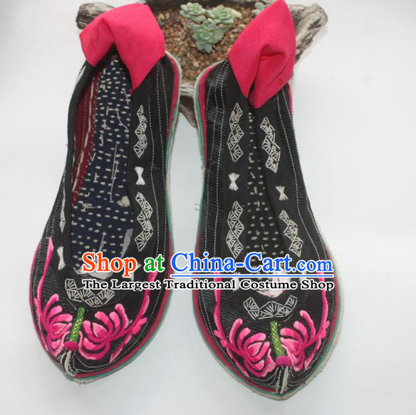 Chinese Traditional Yi Ethnic Woman Shoes National Strong Cloth Soles Shoes Handmade Black Satin Embroidered Shoes