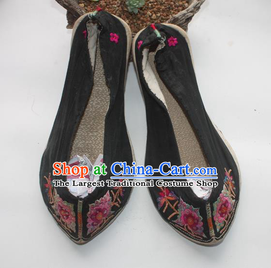 Chinese National Ethnic Strong Cloth Soles Shoes Handmade Black Embroidered Shoes Traditional Yunnan Yi Nationality Woman Shoes