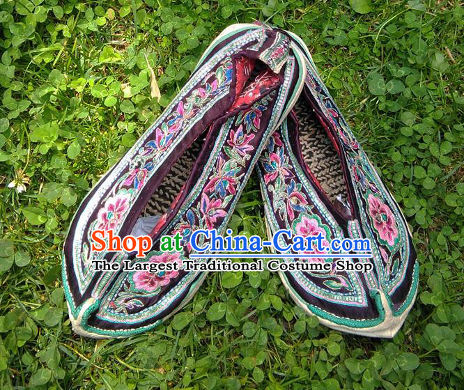 Chinese Yunnan Ethnic Woman Shoes National Embroidered Purple Cloth Shoes Traditional Yi Nationality Shoes
