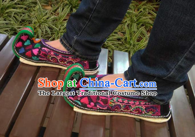 Chinese Traditional National Shoes Yunnan Ethnic Embroidered Shoes Court Cloth Shoes