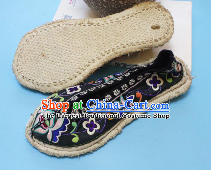 Chinese Handmade Strong Cloth Soles Shoes Folk Dance Shoes Traditional Yi Nationality Embroidered Black Shoes