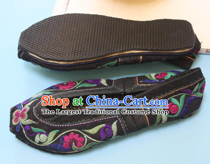 Chinese Traditional Yi Nationality Embroidered Shoes Handmade Strong Cloth Soles Shoes Folk Dance Shoes