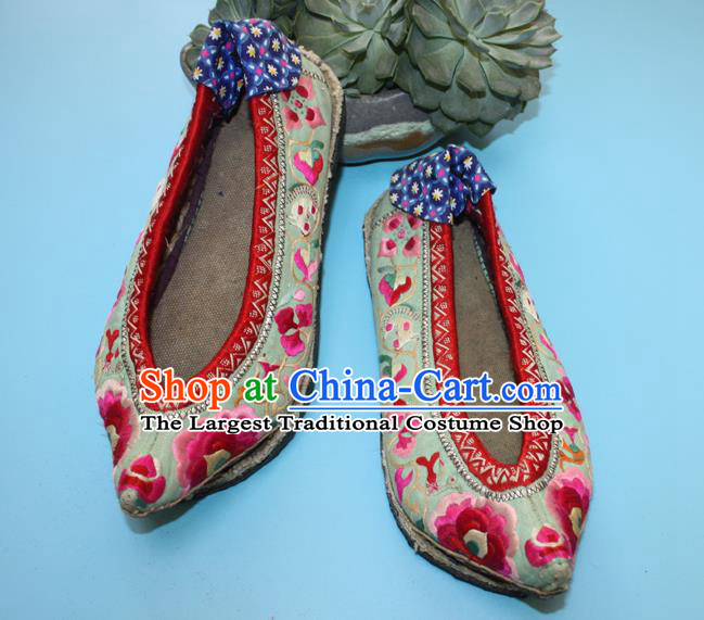 Chinese Traditional White Embroidered Shoes Handmade Bai Nationality Woman Shoes Yunnan Folk Dance Shoes