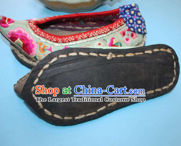 Chinese Traditional White Embroidered Shoes Handmade Bai Nationality Woman Shoes Yunnan Folk Dance Shoes