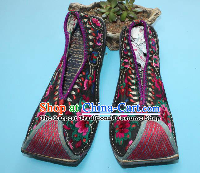 Chinese Handmade Yi Nationality Shoes Yunnan Woman Folk Dance Shoes Traditional Ethnic Full Embroidered Shoes
