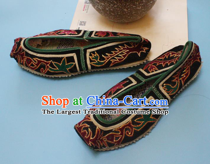 Chinese Handmade Strong Cloth Soles Shoes Folk Dance Shoes Traditional Shui Nationality Black Embroidered Shoes