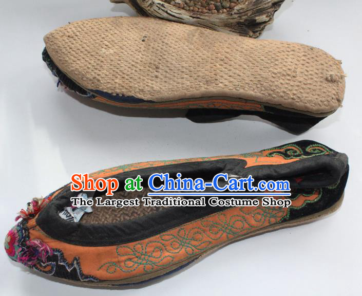 Chinese Handmade Yunnan Ethnic Orange Cloth Shoes Traditional Embroidered Shoes Yi Nationality Woman Shoes