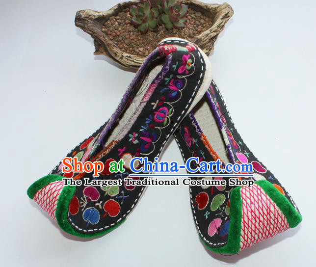Chinese Traditional Court Embroidered Shoes Handmade Yi Nationality Shoes Yunnan Ethnic Black Cloth Shoes