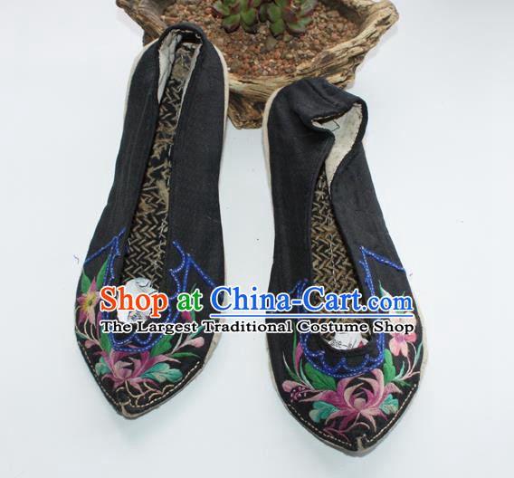 Chinese Yunnan Ethnic Shoes Traditional Black Cloth Shoes Embroidered Shoes Handmade Yi Nationality Female Shoes
